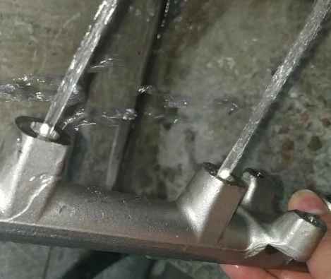 測試燃油共軌管，看用斯曼克水粒流去毛刺前后有何區(qū)別？