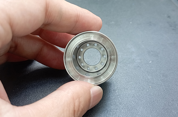 磨粒流用于精密件小孔孔口去毛刺案例！