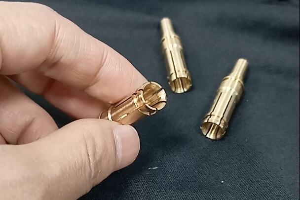 新能源汽車(chē)充電樁銅插孔細(xì)縫去毛刺，磨粒流拋光設(shè)備能做嗎？